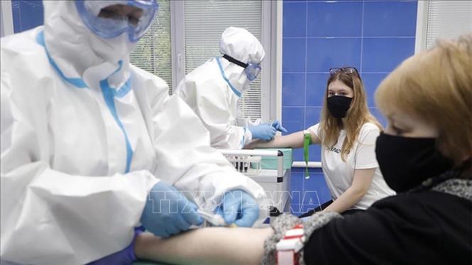 Nhân viên y tế tiêm vaccine ngừa Covid-19 cho người dân tại Nga. Ảnh: Moskva News Agency/ TTXVN