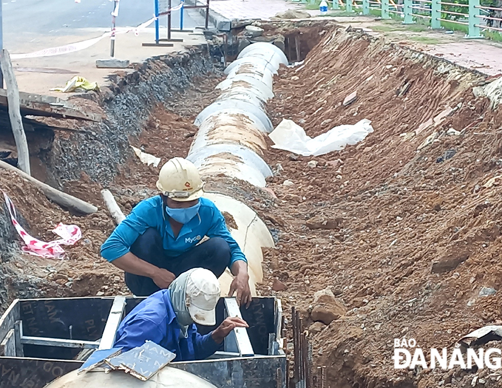 Thi công ngay hồ móng, khớp nối tuyến ống dẫn nước mặt  với cầu Trần Thị Lý để thoát nước trước mùa mưa bão. 