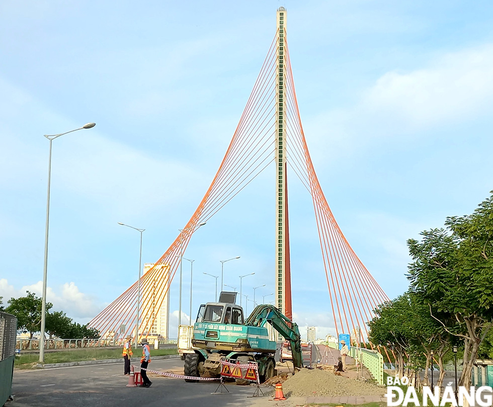 The survey of construction locations is in progress to ensure traffic flow and safety at the traffic infrastructure construction project at the western end of the Tran Thi Ly Bridge.