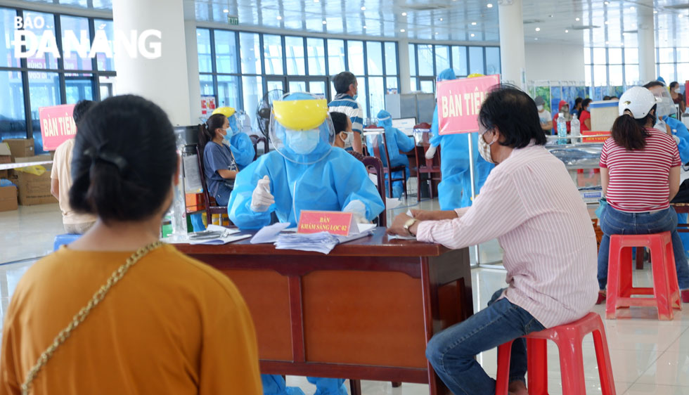 Healthcare workers guide beneficiaries to complete mandatory health form in line with the Ministry of Health’s regulations before getting a COVID-19 vaccine.