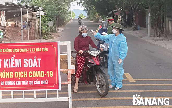 The members of Hoa Vang Ward chapter of the Municipal Women’s Union are on duty at a checkpoint. Photo: T.V