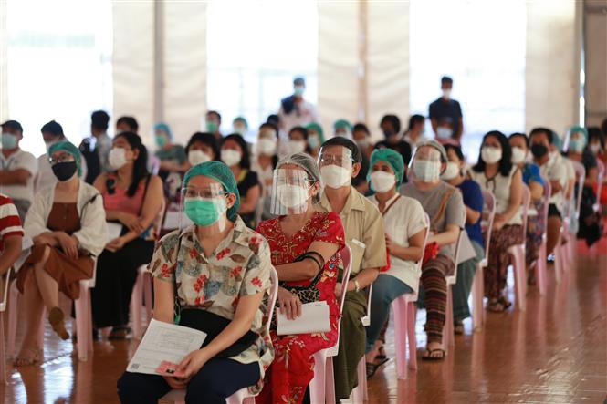 Người dân chờ tiêm vaccine ngừa COVID-19 tại Yangon, Myanmar ngày 1/9/2021. Ảnh: THX/TTXVN