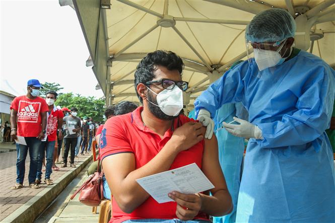 Nhân viên y tế tiêm vaccine phòng COVID-19 cho người dân tại Colombo, Sri Lanka ngày 6/9/2021. Ảnh: THX/TTXVN