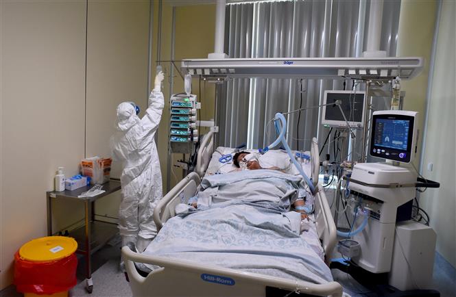 Nhân viên y tế điều trị cho bệnh nhân COVID-19 tại bệnh viện Mariinsky ở Saint Petersburg (Nga) ngày 7/7/2021. Ảnh: AFP/TTXVN