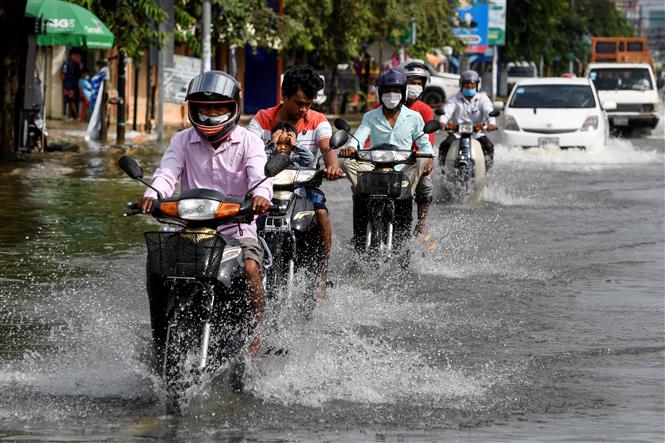 Nhiều tuyến phố bị ngập lụt sau những trận mưa lớn tại tỉnh Kandal, Campuchia, ngày 8/9/2021. Ảnh: AFP/TTXVN