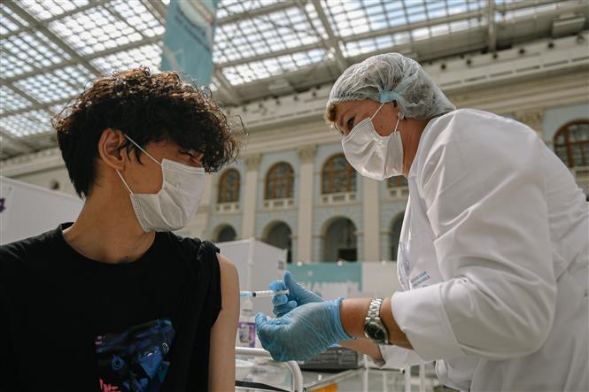 Nhân viên y tế tiêm vaccine ngừa COVID-19 cho người dân tại trung tâm tiêm chủng ở Gostiny Dvor, thủ đô Moskva (Nga) ngày 4/8/2021. Ảnh: THX/TTXVN