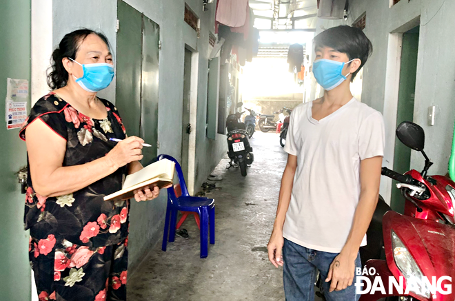 Bà Lê Thị Ngân (trái), chủ khu nhà trọ tại tổ 42, phường Hòa Khánh Bắc đến từng phòng thông báo hỗ trợ giảm tiền trọ và động viên công nhân lao động. 								    Ảnh: N.QUANG
