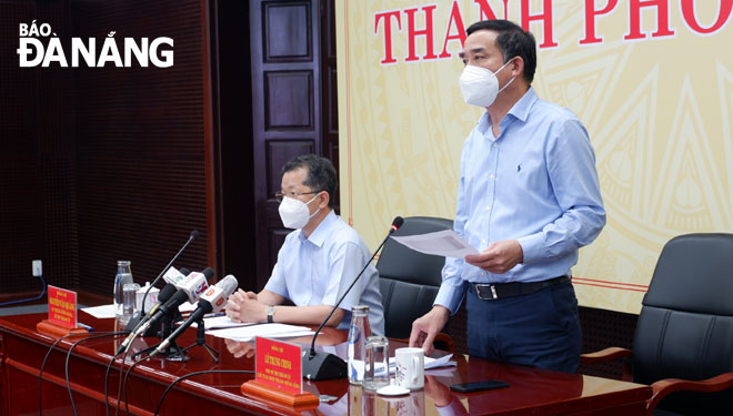 Da Nang Party Committee Secretary Nguyen Van Quang  (left) and municipal Peoples Committee Chairman Le Trung Chinh co-chair the meeting of the COVID-19 Monitoring Committee. Photo: PHAN CHUNG