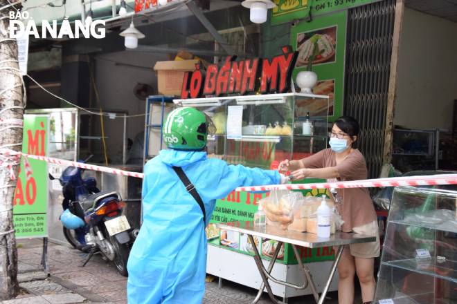 Lò bánh mỳ trên đường Nguyễn Công Trứ (phường An Hải Bắc) được mở lại khiến người dân rất phấn khởi.