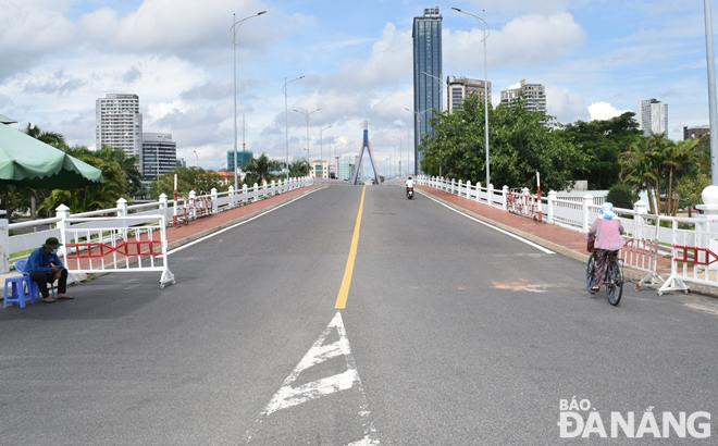 Two-way traffic returns to the Han River Bridge. Photo: HOANG HIEP