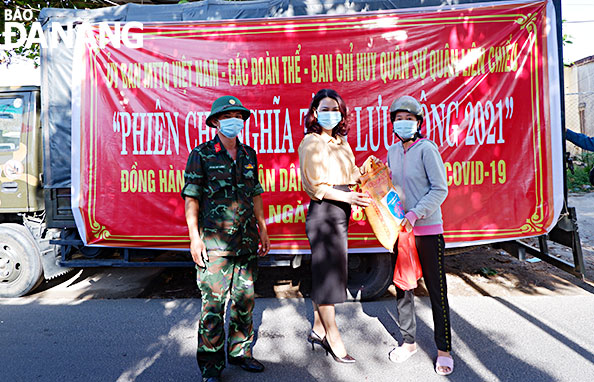 Ms Lu Thi Kim Hoa (middle), Vice Chairwoman of the Lien Chieu District VFF chapter, presented in-kind gifts to locals at the 