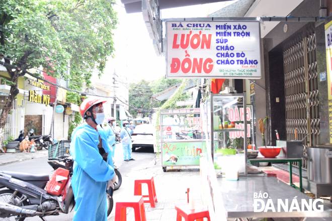 A shipper waiting to receive food from an eatery on Huynh Thuc Khang Street