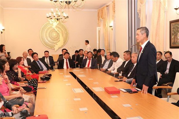 Đại sứ Nguyễn Minh Vũ phát biểu tại buổi gặp kiều bào tại Đức. (Ảnh: Vũ Tùng/TTXVN)