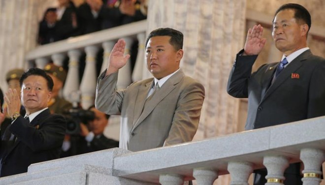 Nhà lãnh đạo Triều Tiên Kim Jong-un tham dự cuộc duyệt binh ở Bình Nhưỡng, trong bức ảnh do Hãng Thông tấn Trung ương Triều Tiên KCNA cung cấp vào ngày 9/9/2021. (Nguồn: cnn.com)