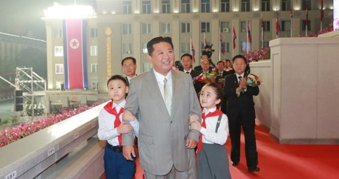 Nhà lãnh đạo Kim Jong-un tham dự lễ duyệt binh nhân kỷ niệm 73 năm ngày thành lập Triều Tiên tại Bình Nhưỡng, trong bức ảnh do Hãng thông tấn Trung ương Triều Tiên cung cấp vào ngày 9/9/2021. (Nguồn: cnn.com)