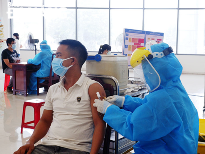 Ngành y tế tổ chức tiêm vắc-xin phòng Covid-19 cho người dân quận Cẩm Lệ tại Trung tâm Hội chợ triển lãm ngày 8-9-2021. Ảnh: PHAN CHUNG