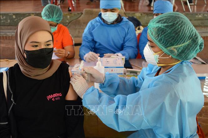 Nhân viên y tế tiêm chủng vaccine COVID-19 cho người dân tại Denpasar, trên đảo Bali, Indonesia, ngày 2/9/2021. Ảnh: AFP/TTXVN