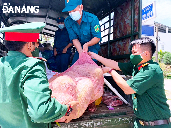 Từ Gia Lai, Xưởng 340 vận chuyển hơn 1 tấn lương thực, thực phẩm về Đà Nẵng hỗ trợ người dân chống dịch. (Ảnh do đơn vị cung cấp)	