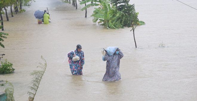 Trong mùa mưa lũ năm 2020, một số địa phương của huyện Hòa Vang bị ngập lũ 9 lần dù các hồ thủy điện đã vận hành giảm lũ cho hạ du. TRONG ẢNH: Một tuyến đường giao thông ở xã Hòa Châu bị ngập lụt trong mùa mưa bão năm 2020.						            Ảnh: HOÀNG HIỆP