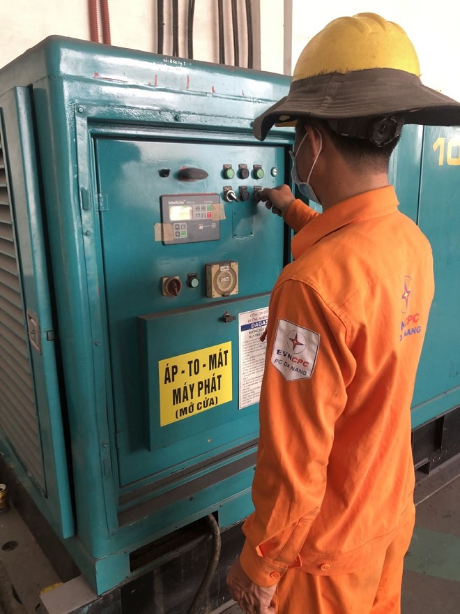 Công nhân Điện lực kiểm tra tình trạng vận hành của máy phát điện 100kVA.