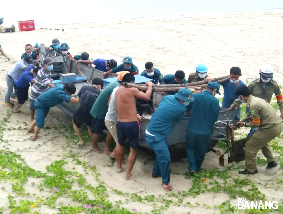 Các lực lượng vũ trang phường Thọ Quang giúp dân di dời tàu thuyền lên bờ