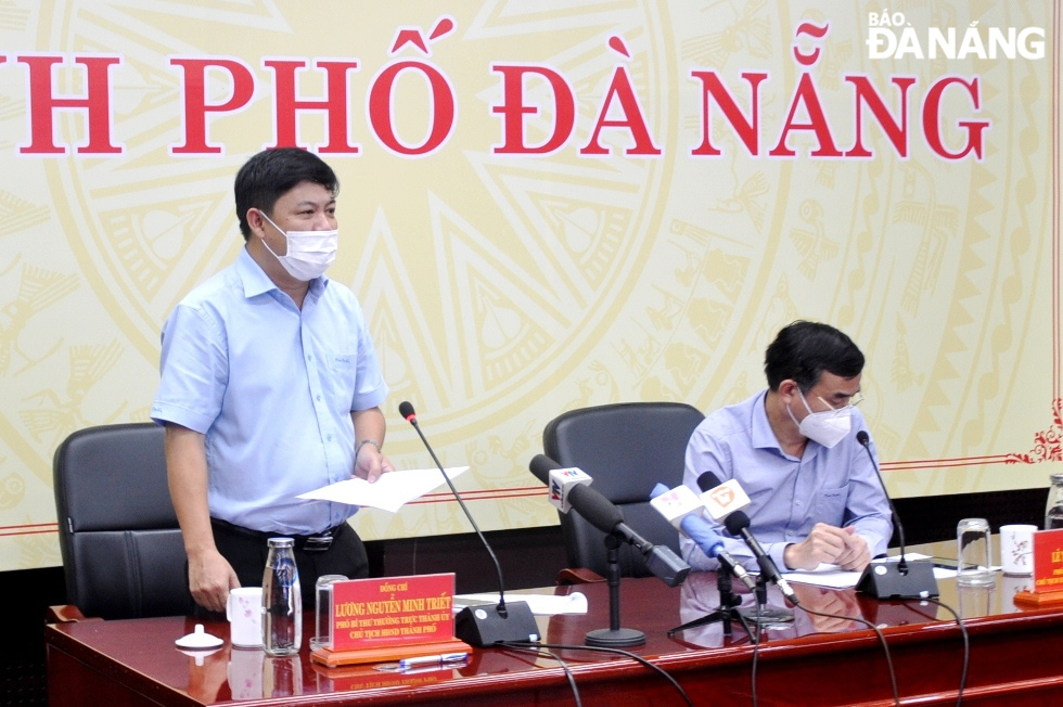 Municipal Peoples Council Chairman Luong Nguyen Minh Triet (first, left) delivers his instructions at the Thursday’s meeting. Photo: LE HUNG