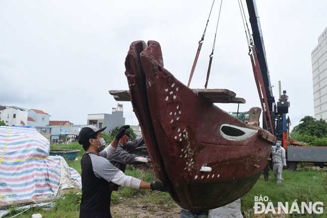 Ngư dân phường Thọ Quang (quận Sơn Trà) thuê xe cẩu để đưa thuyền đánh cá lên khu dân cư trú bão. Ảnh: HOÀNG HIỆP