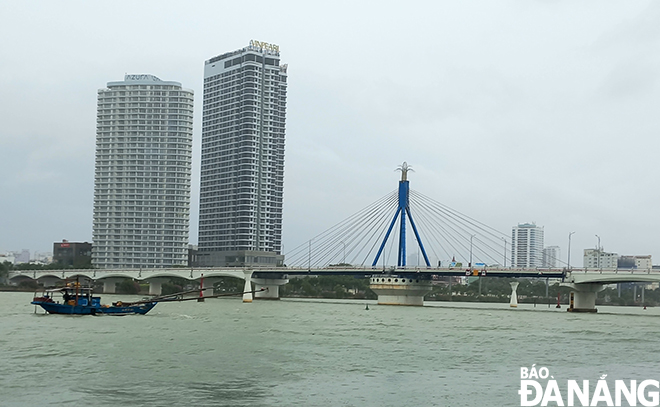 Một thuyền đánh cá đã di chuyển an toàn qua cầu sông Hàn