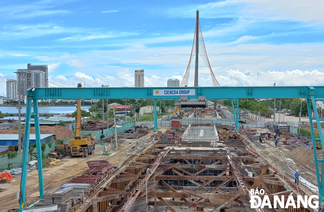 Da Nang is on course to accelerate the implementation of key projects. Here is a scene at the construction site of the traffic infrastructure development project the western end of the Tran Thi Ly Bridge. Photo: TRIEU TUNG