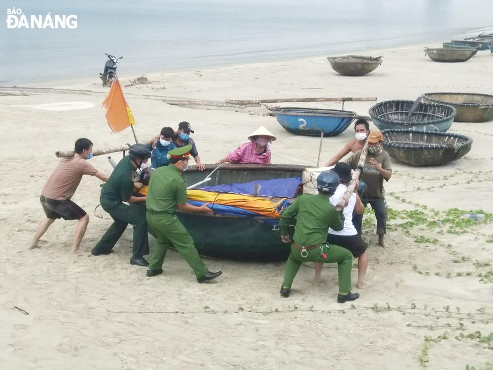 Large fishing vessels are anchored in the Tho Quang Fishing Wharf while boats docking at the transverse area are being urgently pulled ashore.