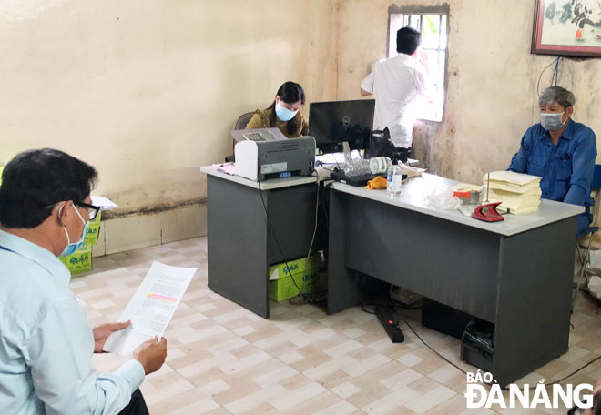 Inspectors in Lien Chieu District inspecting COVID-19 prevention and control work at the Men Hoa Trading Co., Ltd. Photo: ANH NHU