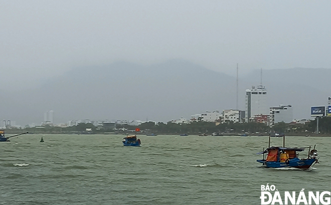 Boats are in a hurry to find a storm shelter in the upstream part of the Han River.