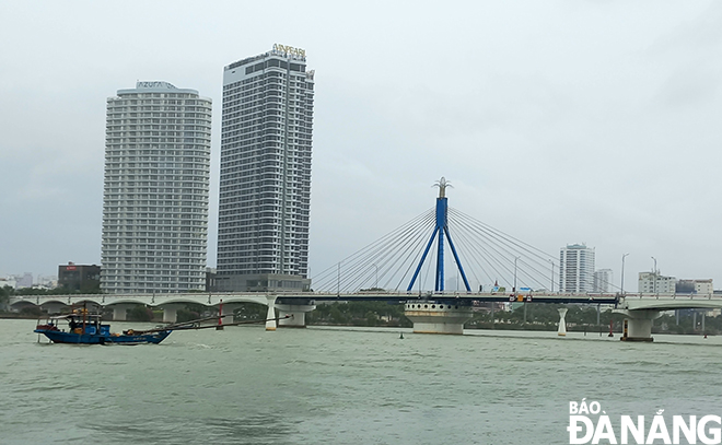 A fishing boat passing under the Han River Bridge to seek safety in storm