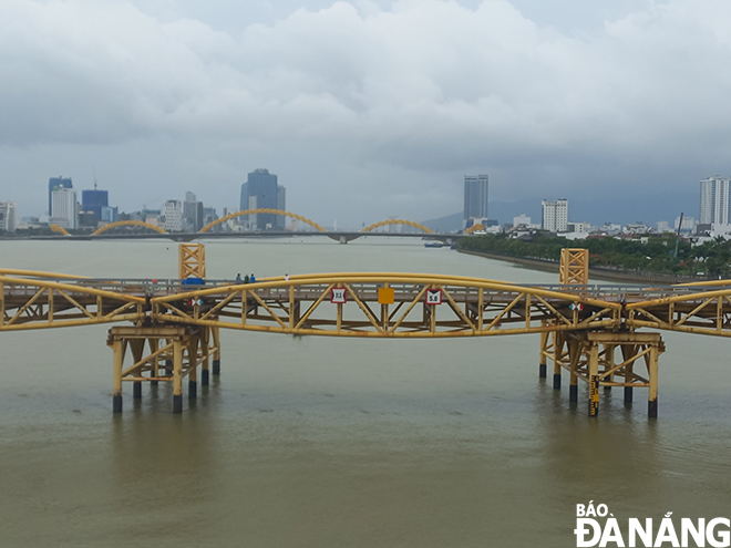 Da Nang Bridge and Road Joint Stock Company sends workers to conduct maintenance work at the Nguyen Van Troi Bridge in order to lift span bridge for large fishing boats to move through it.