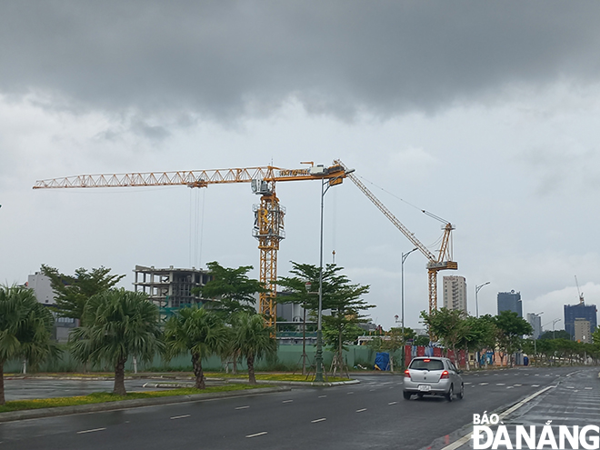 The tower cranes in high-rise building projects along the extended Bach Dang Street are lowering to prevent damage during the storm.