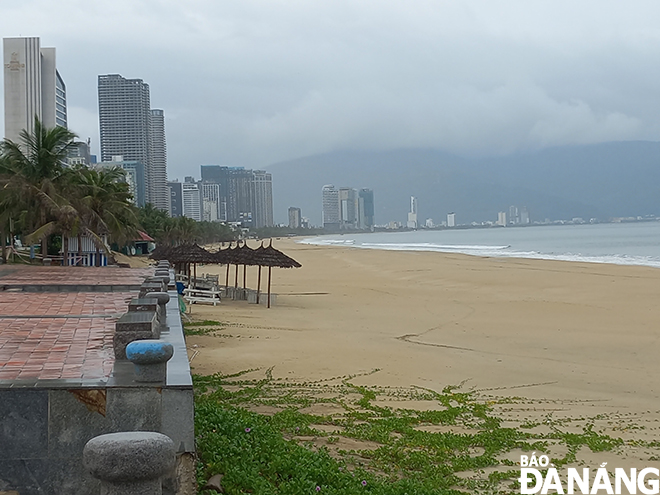 Friday afternoon saw light waves crashing on the east coast of the My Khe Beach. Coastal works like hotels are shielded, closed and strengthened to prepare for the storm in a bid to minimize the damage to them.