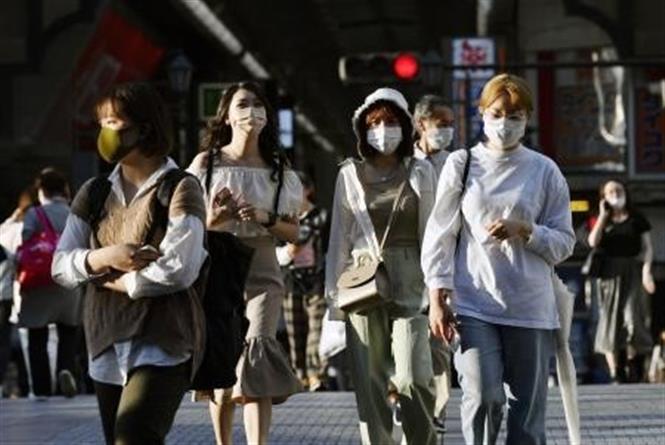 Người dân đeo khẩu trang phòng dịch COVID-19 tại Osaka, Nhật Bản ngày 9/9/2021. Ảnh: Kyodo/TTXVN