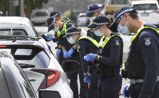 Cảnh sát kiểm tra các phương tiện nhằm ngăn chặn người đi từ vùng dịch tới những vùng không có dịch COVID-19 tại Kilmore, cách Melbourne, Australia khoảng 60 km, ngày 10/9/2021. Ảnh: AFP/TTXVN
