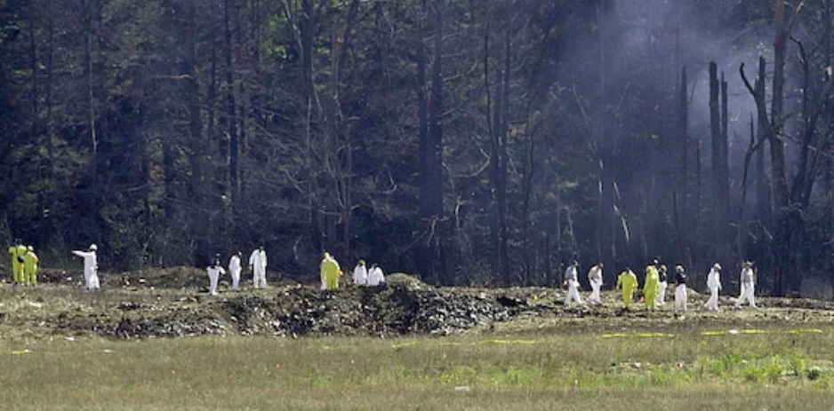 Điều tra viên tại khu vực chuyến bay 93 lao xuống gần Shanksville. Ảnh: AFP