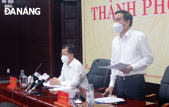 Da Nang Peoples Committee Chairman Le Trung Chinh (right) addressing the city’s COVID-19 Monitoring Committee on Friday afternoon. Photo: PHAN CHUNG