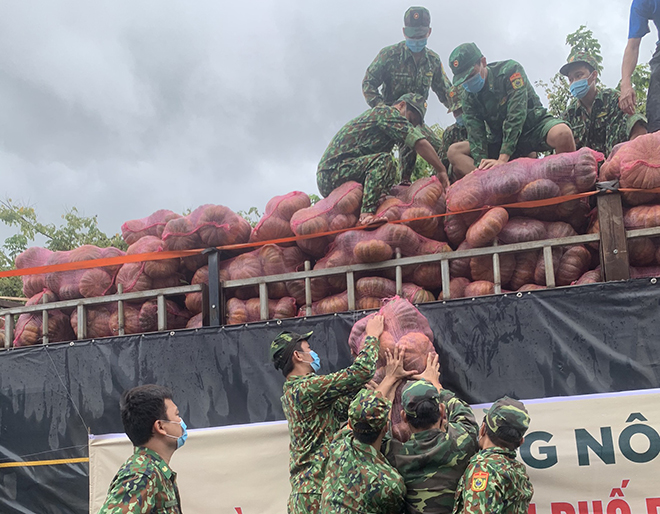 Các chiến sĩ Biên phòng vận chuyển nông sản để chuẩn bị đưa đến người dân. Ảnh: HỒNG QUANG