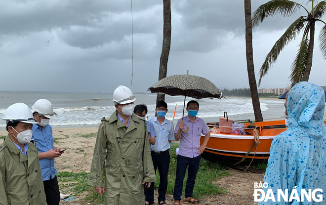 Phó Chủ tịch UBND thành phố Trần Phước Sơn kiểm tra công tác phòng, chống bão lụt tại khu nhà liền kề Làng Vân. Ảnh: TRỌNG HÙNG