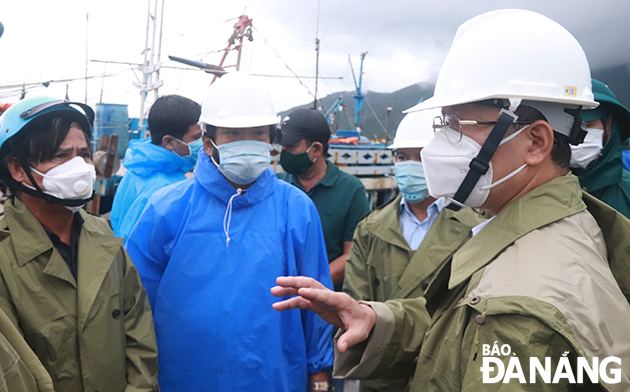 Da Nang Party Committee Secretary Nguyen Van Quang (right) directs the Authority of Tho Quang fishing wharf to ensure absolute safety of fishermen and boats being anchored here, September 11, 2021 Photo: DAC MANH