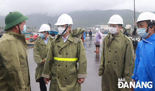  Da Nang Party Committee Secretary Nguyen Van Quang (middle) highly appreciates functional units for making preparations and plans for storm response and mitigation at the Tho Quang fishing wharf, September 11, 2021 Photo: DAC MANH