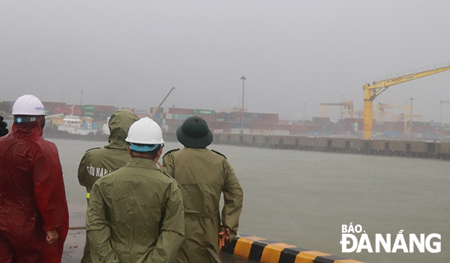 All cranes at the Tien Sa Port have been lowered to ensure safety amid the arrival of the typhoon, September 11, 2021 Photo: DAC MANH