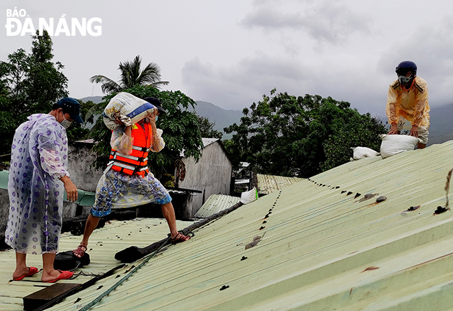 Officers and men of the Naval Zone 3 helping residents in Lien Chieu District to prepare their homes for the approaching storm