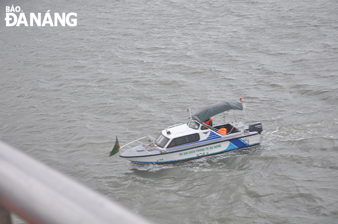 The border guards conducting patrols in the water of ​​Man Quang to urge fishing vessels to head to the Tho Quang fishing wharf as quickly as possible to avoid the approaching storm