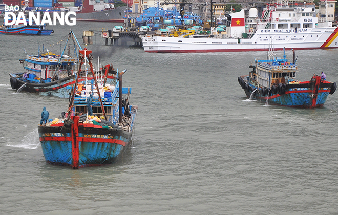 Fishing boats heading for the shore to avoid the approaching storm