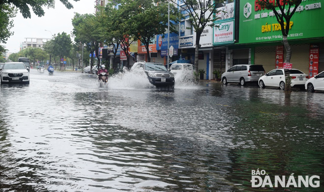 A section of Hoang Hoa Tham Street was heavily engulfed in floodwater.