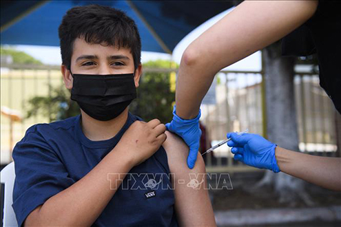 Tiêm vaccine ngừa Covid-19 của Hãng Pfizer cho trẻ em 13 tuổi tại Los Angeles, California (Mỹ) ngày 14-5-2021. Ảnh: AFP/TTXVN